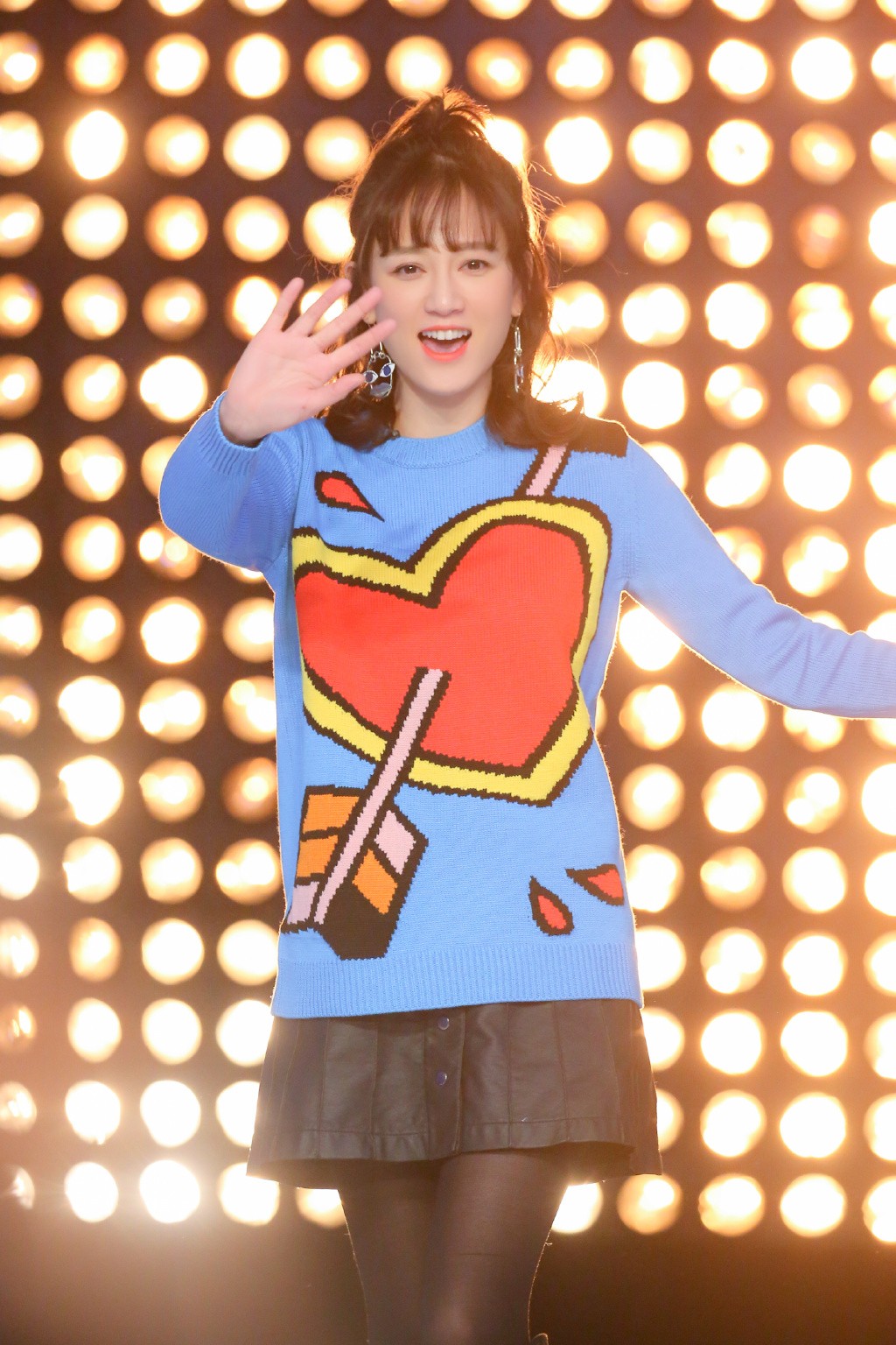 她40岁在综艺中找到真爱,今穿黑夹克紧身裤,配短靴变酷帅少女