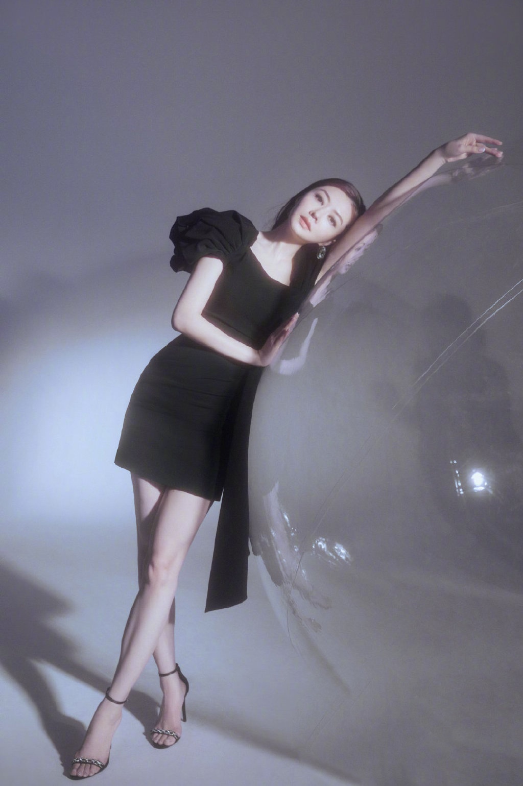 熊黛林晒出圣诞大片,穿华丽深v银长裙超吸睛,秀事业线性感十足