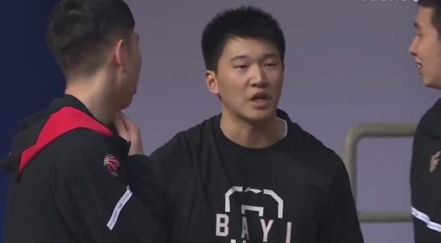 八一队员雷蒙暂停时对王治郅爆粗 大郅气得怒指弟子鼻子