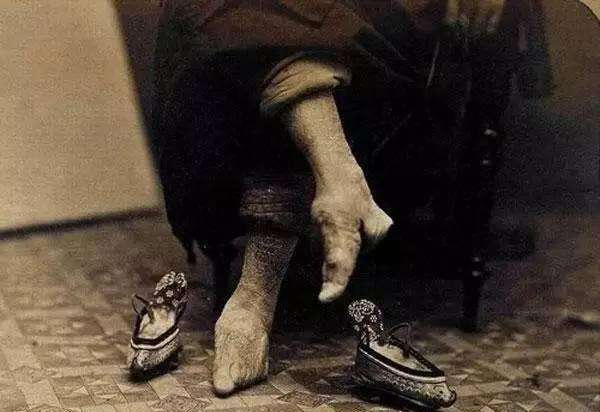 最后的三寸金莲因脚小嫁入大户人家90年来脚只有丈夫见过