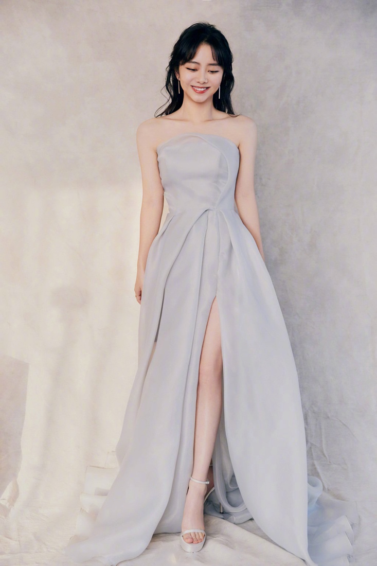 谭松韵穿水雾蓝开叉长裙亮相红毯,曼妙素雅仙女气质爆棚