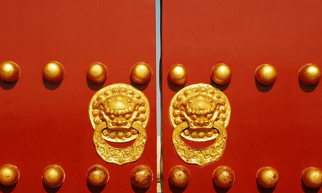 故宫大门上的金色门钉,为何禁止游客触摸?工作人员:只因这一点
