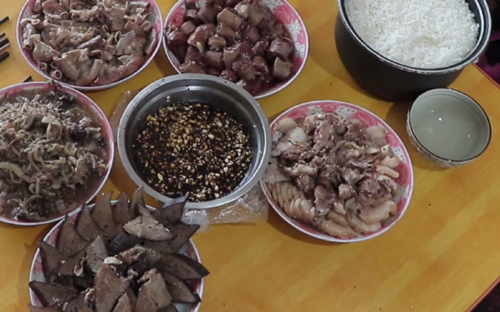 实拍东北正宗杀猪宴桌子满满都是肉配着白酒太过瘾