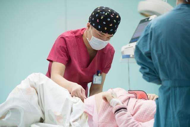 自然分娩时,有些产妇生产很快,有些产妇很慢,离不开这几点原因