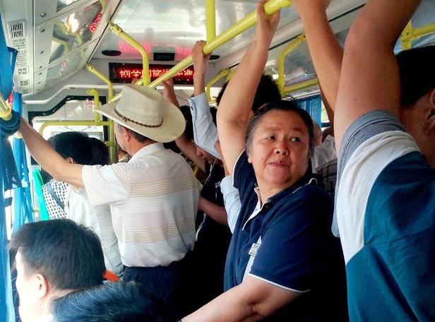 公交车上,老人让5岁女童让座,宝妈的一席话,引来车上乘客大赞