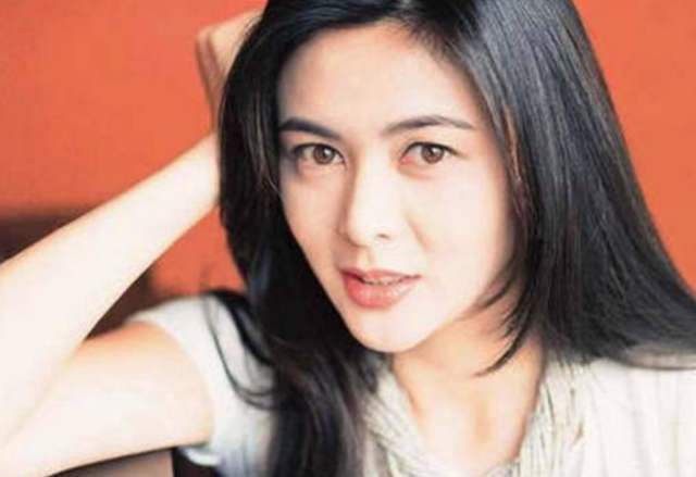 网友偶遇关之琳陪母购物,57岁的她依然单身,婚姻真的与家庭有关