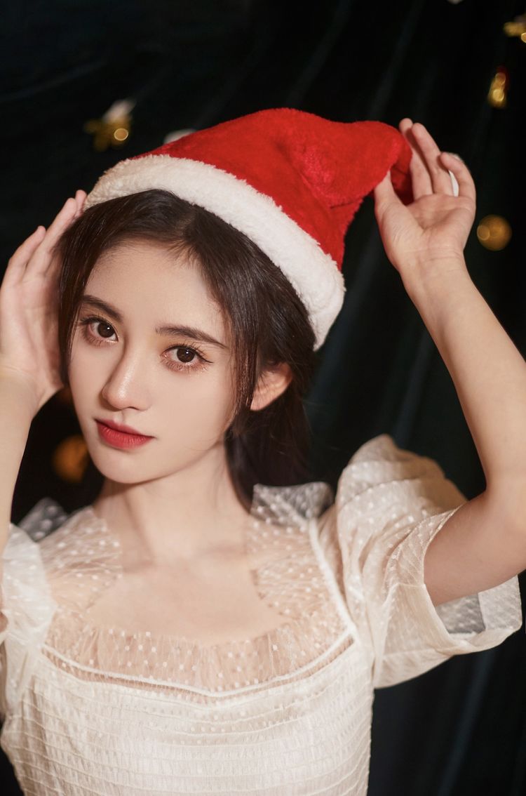 鞠婧祎戴鹿角头饰拍圣诞节写真身穿蕾丝纱裙上演锁骨杀