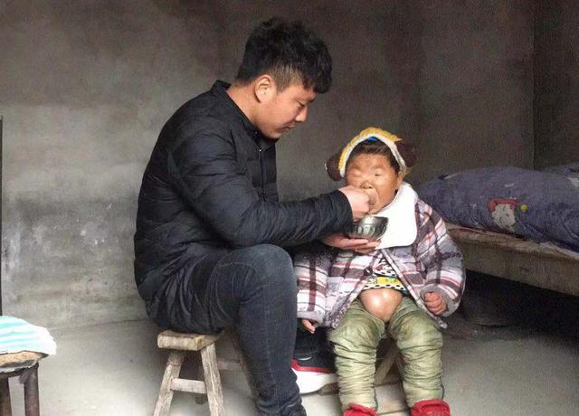 35岁姐姐患怪病天天穿开裆裤弟弟不顾妻子反对照顾她比你重要