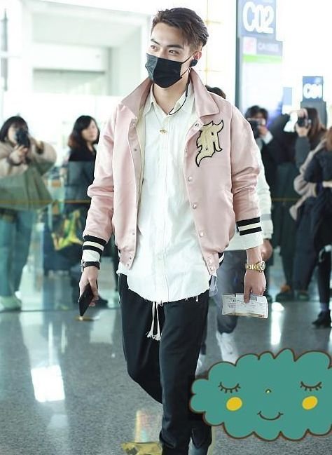 许凯的私服不再低调,穿粉色棒球服配白衬衫,这身打扮阳光帅气!