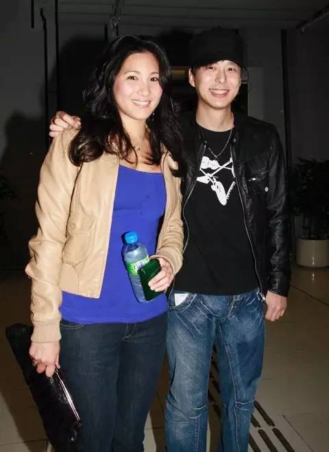 前tvb小生为保护爱妻,平安夜与粉丝爆粗对骂,直言受够你的欺凌