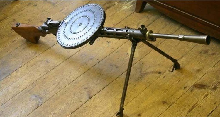 机枪弹匣边打边转?二战期间解放军的最爱!一梭子便能打退敌人!