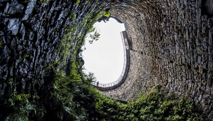 山东的网红螺旋井,打水需要走108级台阶,网友:忆苦思甜!