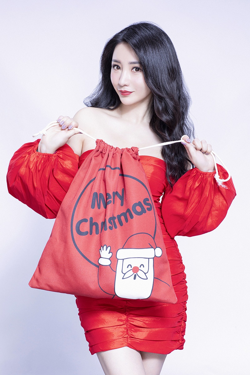 组图柳岩圣诞写真娇艳红裙秀香肩玉臂活泼灵动妩媚性感