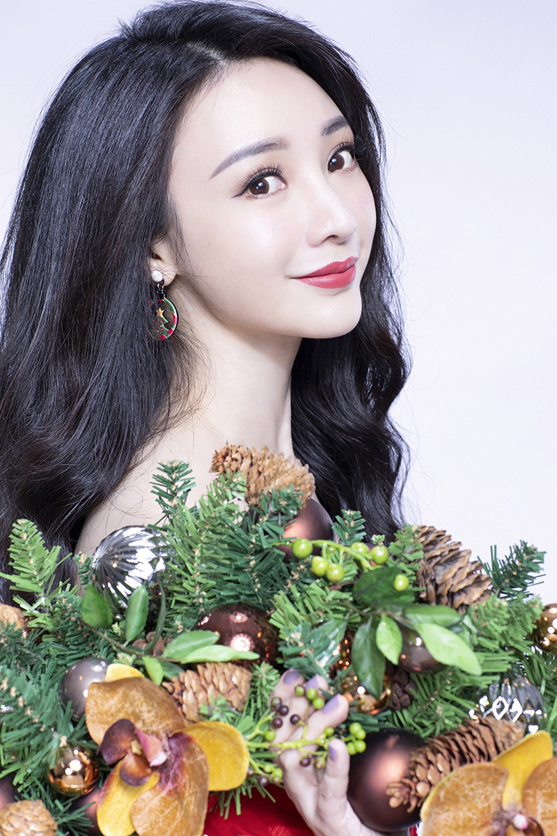 组图柳岩圣诞写真娇艳红裙秀香肩玉臂活泼灵动妩媚性感