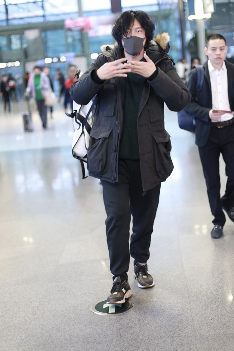 王传君素颜梳卷毛发型低调现身,身形装扮大变样