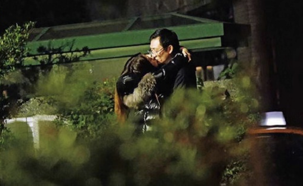 深夜公园勾脖热吻看羞路人