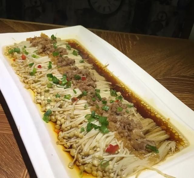 金针菇不能只拌凉菜吃,放点肉末蒸着吃特别香