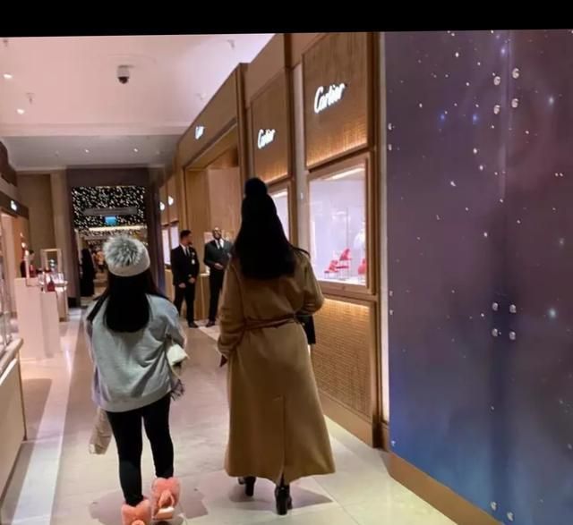 网友偶遇李湘带女儿英国度假，王诗龄打扮可爱陪妈妈购物超乖巧