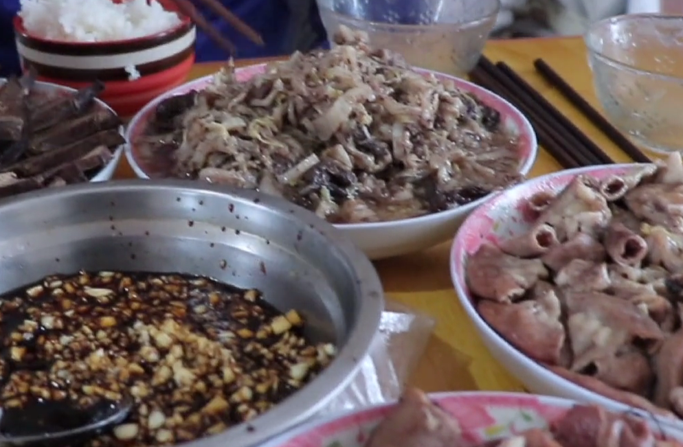 实拍东北正宗杀猪宴桌子满满都是肉配着白酒太过瘾