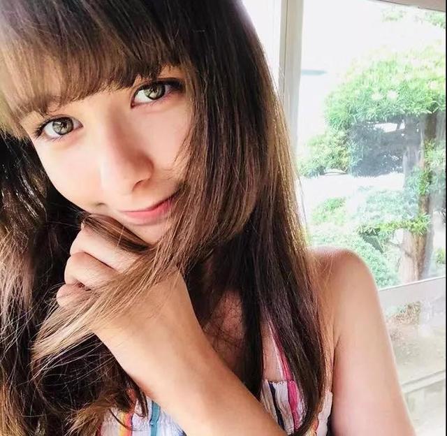 15岁五国混血一夜刷屏,拥有压倒性的美丽,这张初恋脸想私藏!