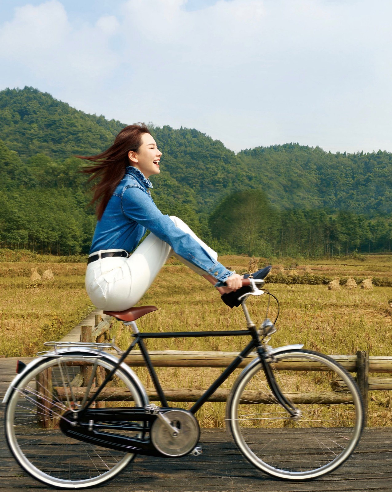 戚薇穿牛仔衣配白色休闲裤,骑单车姿势被怒赞:一般人做不到