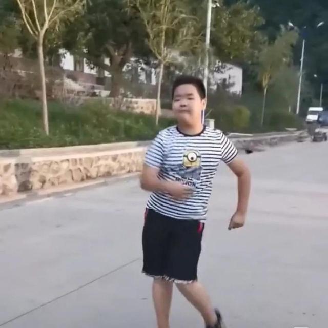 乡村爱情谢腾飞晒近况与老爸共跳广场舞个头快要比爹高