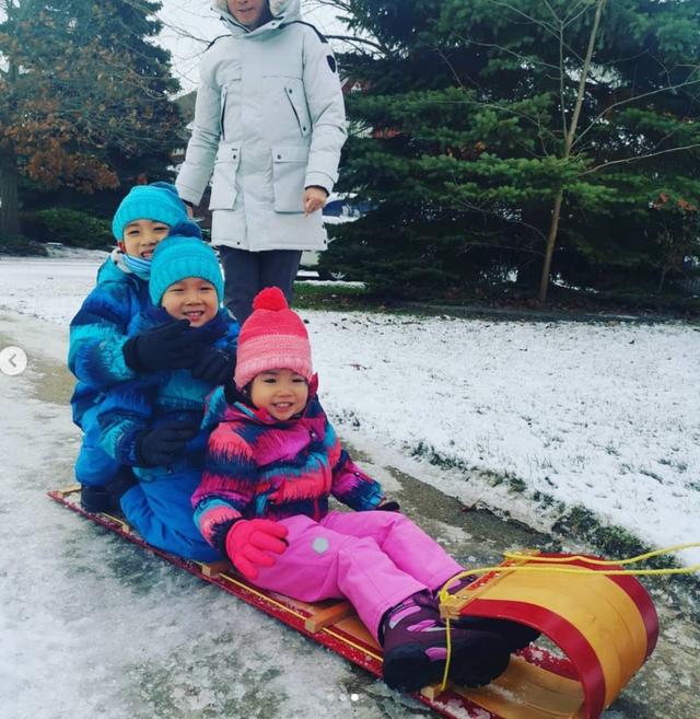 陈豪夫妇飞加拿大过圣诞,三兄妹坐雪橇初体验,一家五口幸福满满