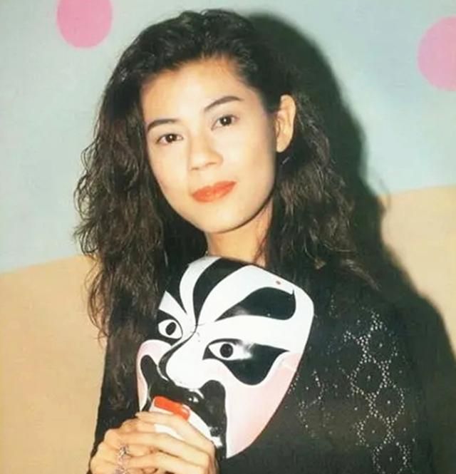 54岁梁艺龄近照,车祸后身材发福但气质依旧