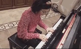 孙莉晒女儿弹钢琴,多多戴发箍,穿圣诞毛衣,声音和笑容一样甜美