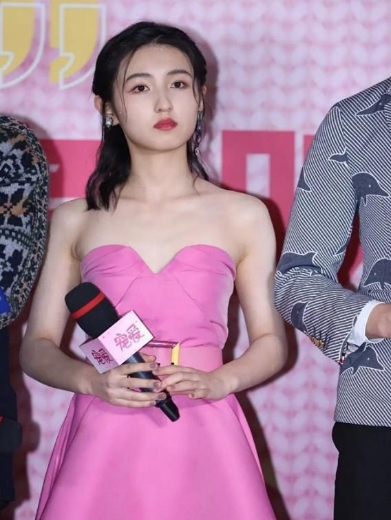 18岁的张子枫同框20岁的李兰迪,身材差别之大,宛若胖瘦仙童