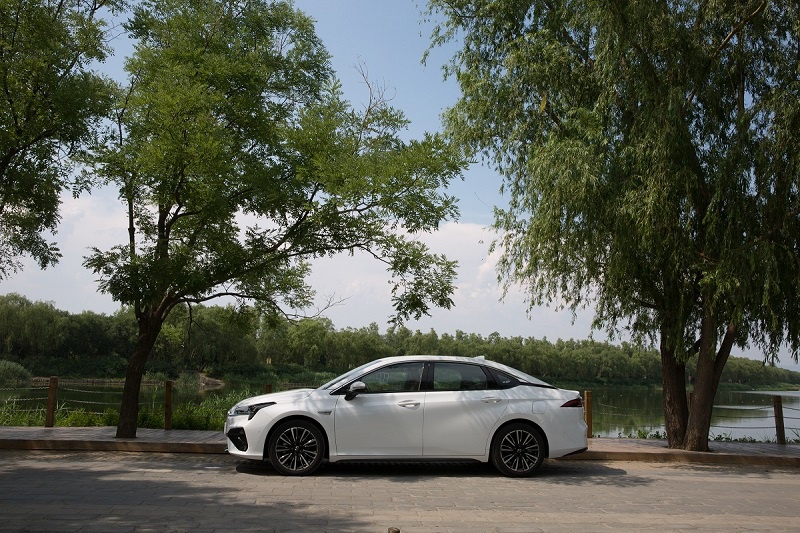 圣诞老人倾心推荐 四款续航超400km 价格15万元左右的纯电动轿车