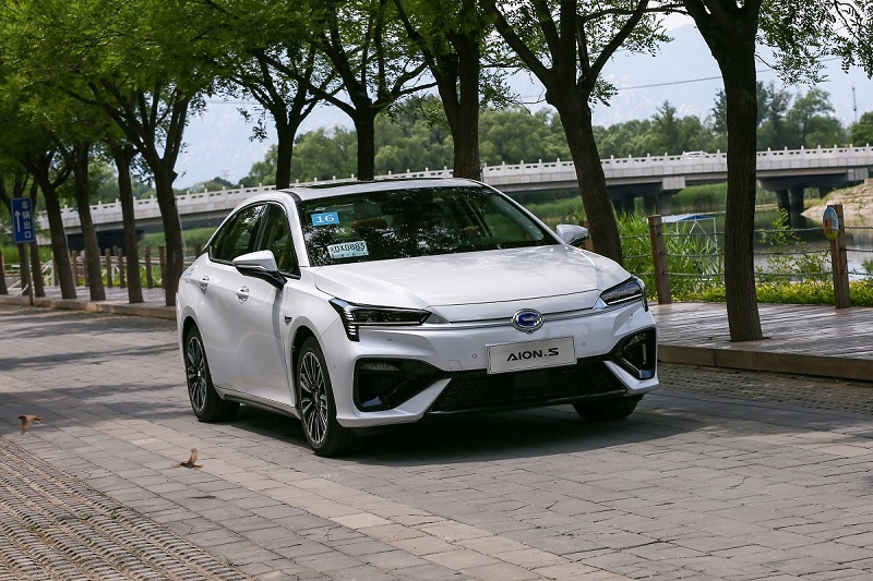 圣诞老人倾心推荐 四款续航超400km 价格15万元左右的纯电动轿车