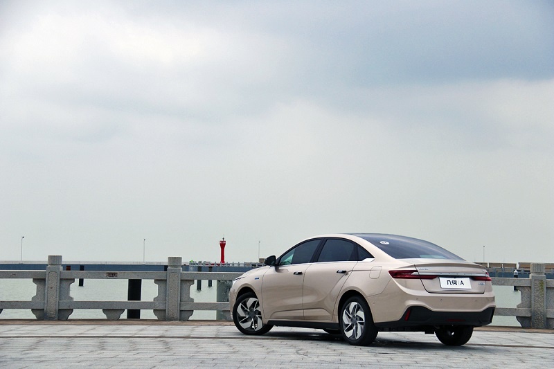 圣诞老人倾心推荐 四款续航超400km 价格15万元左右的纯电动轿车