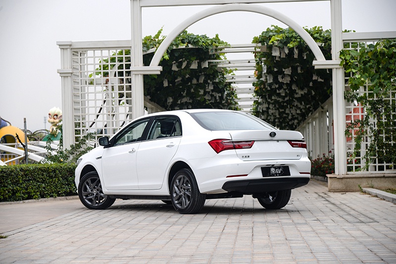 圣诞老人倾心推荐 四款续航超400km 价格15万元左右的纯电动轿车