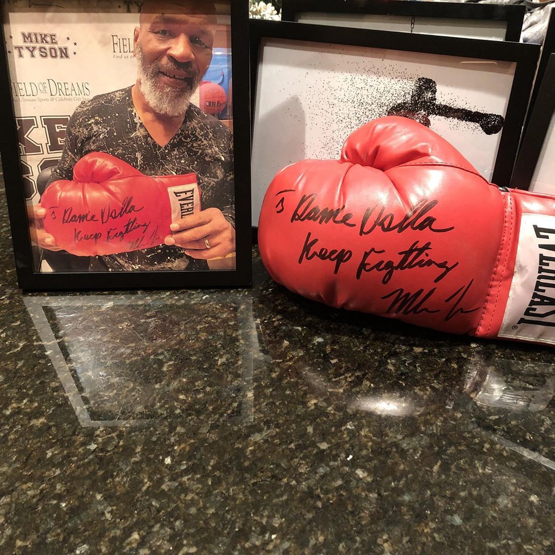 利拉德晒泰森签名拳击手套并祝自己圣诞快乐