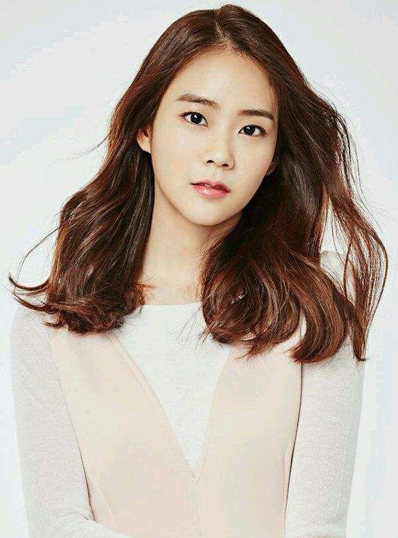 闺蜜庆圣诞节难掩悲痛眼睛湿润,蹲地上拭泪|韩胜妍|圣诞节|具荷拉