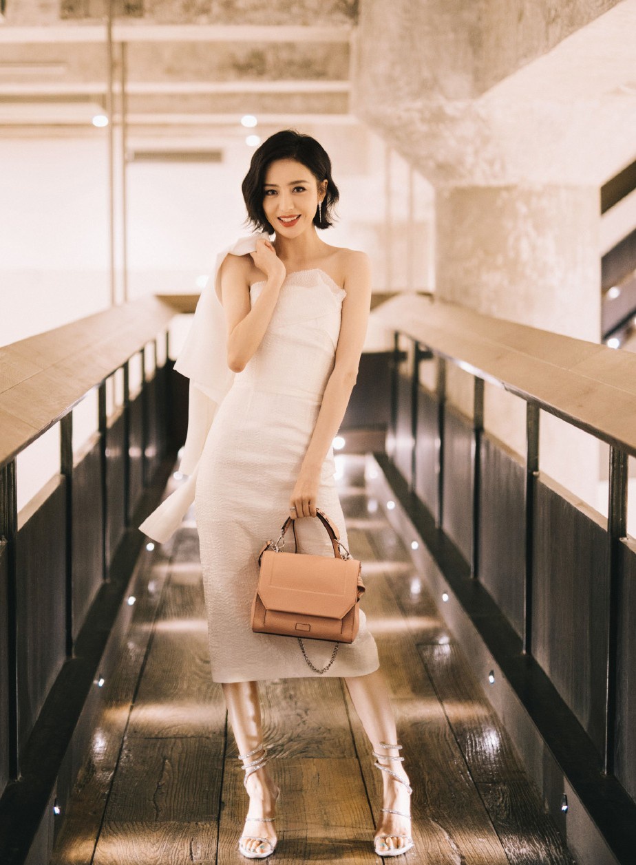 佟丽娅裙子下面的一双白嫩的美腿是最吸睛的,尤其是纤细白嫩的脚踝,更