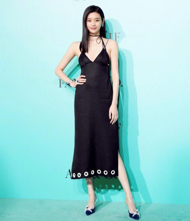 当奚梦瑶和何穗同穿吊带开叉礼服一个身材苗条一个凹凸有致