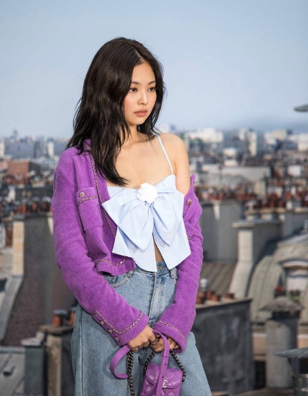 南韩女神金智妮又来秀衣品了穿蝴蝶吊带大秀性感气质这块绝了