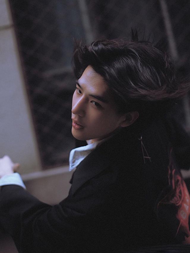 《梦回大清》十三阿哥王安宇,换下古装造型,意外撞脸木村拓哉?