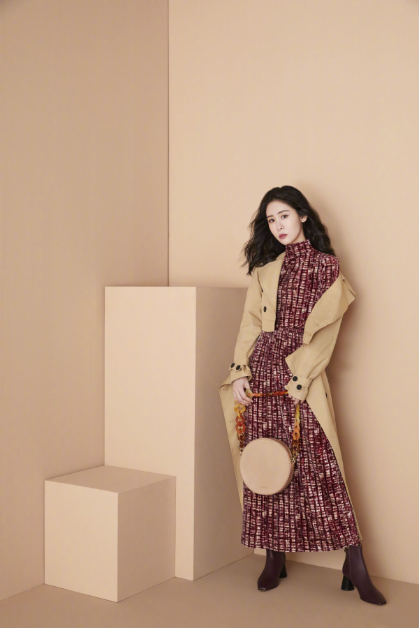 张碧晨杂志营业,纯色羽绒服配蛇纹百褶裙,高筒靴直接拉伸腿长