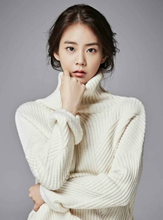 闺蜜庆圣诞节难掩悲痛眼睛湿润,蹲地上拭泪|韩胜妍|圣诞节|具荷拉