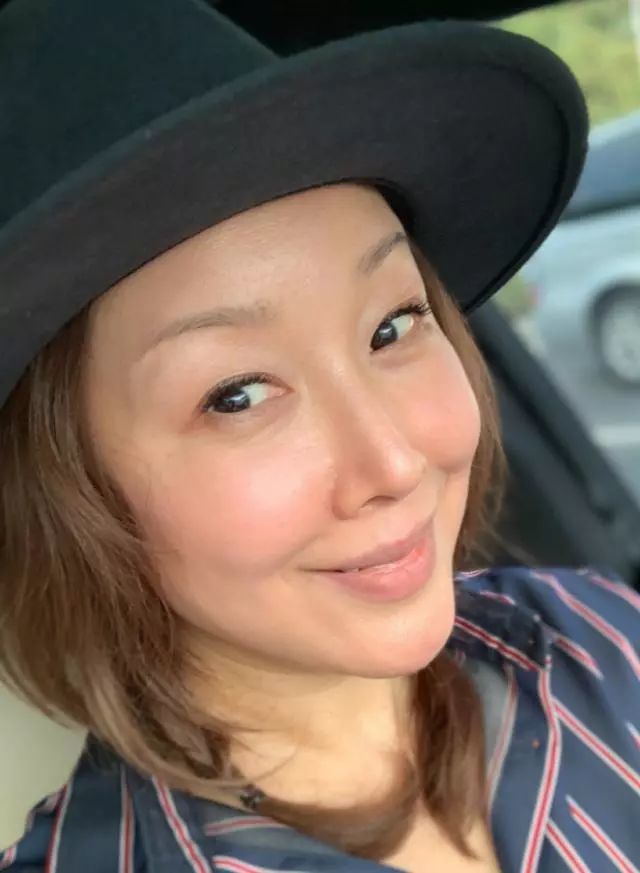 那时候吴飞舟刚刚与前妻离婚,还有一个孩子,两人在一次聚会中一见钟情