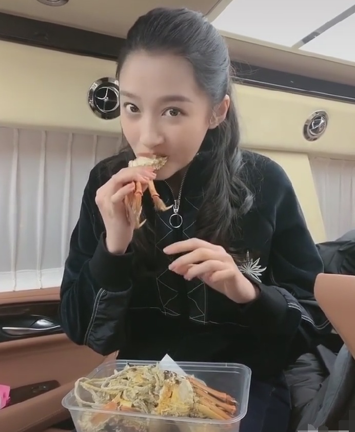 关晓彤大口吃螃蟹,谁注意她餐盒里的蟹壳残渣?牙口真好啊