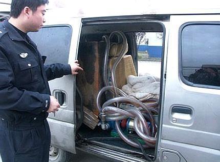 神车五菱宏光被查，交警让打开车门后，网友：先判5年再说！