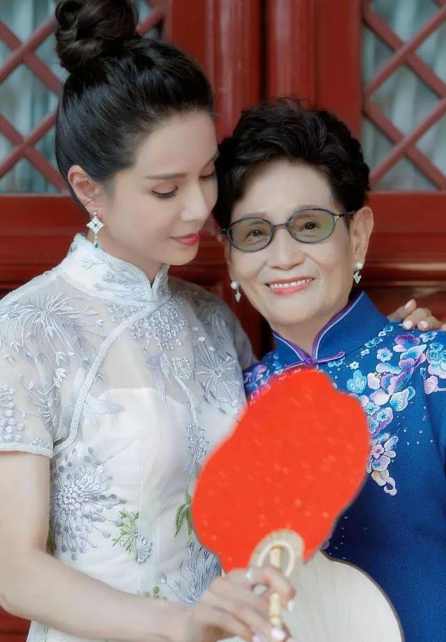 50岁李若彤感情坎坷,被交往10年男友抛弃,如今美出天际|李若彤|郭应泉