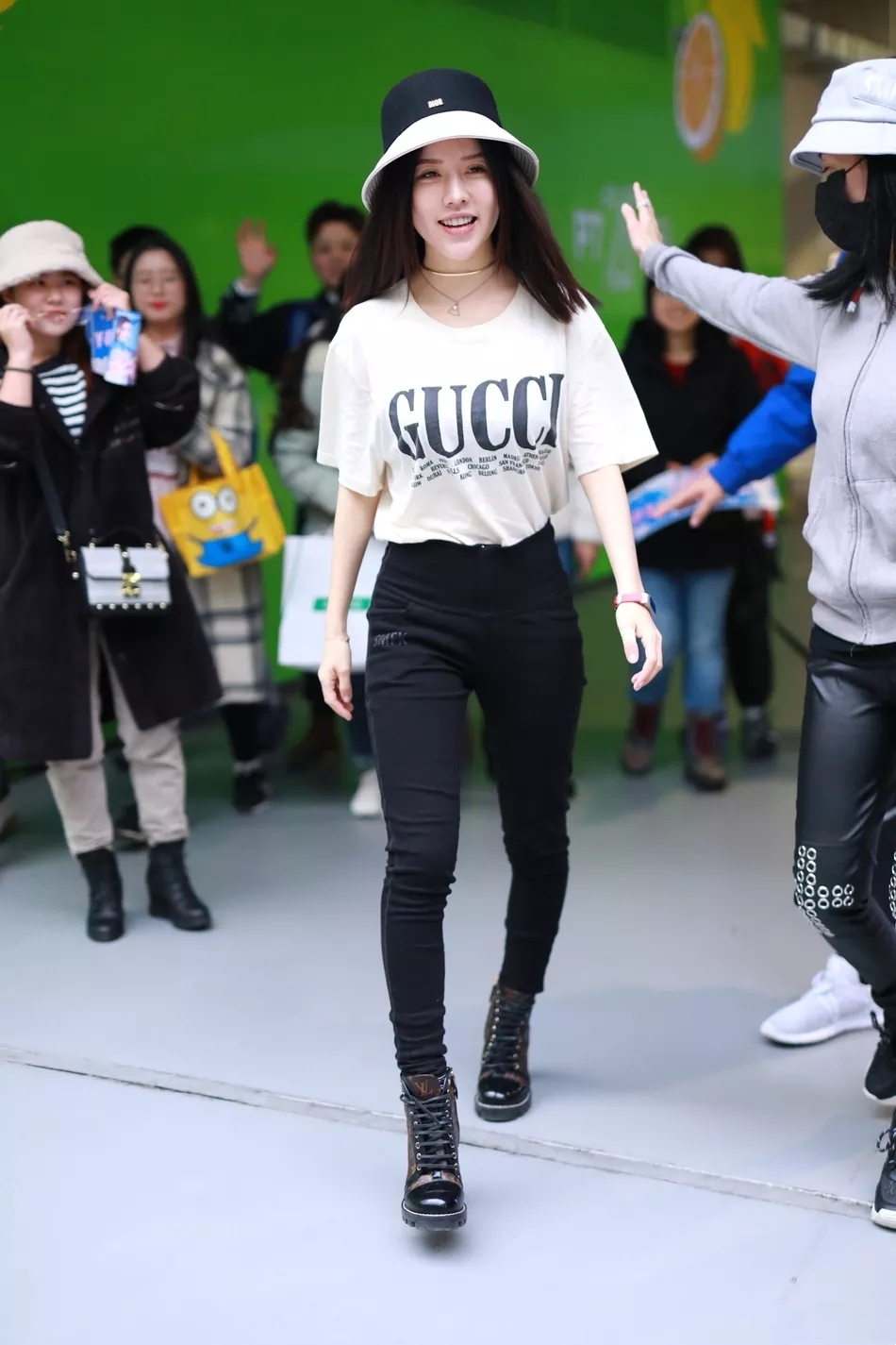 by2姐妹大爆红,机场私服风格不同,妹妹短袖配高跟鞋抢尽风头