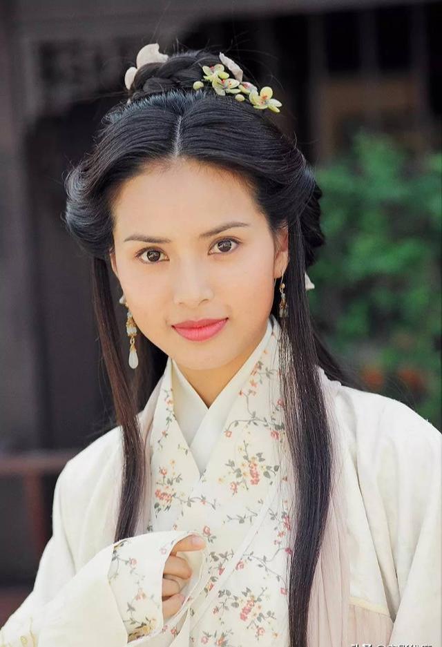 1996年,出演周星驰导演的电影《大内密探零零发》,饰演琴操一角.