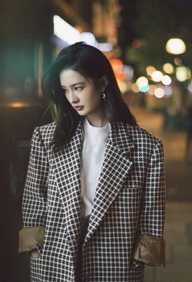 李沁不愧是"庆余年"四美,波浪卷发型加黄色背带裤,清纯可人