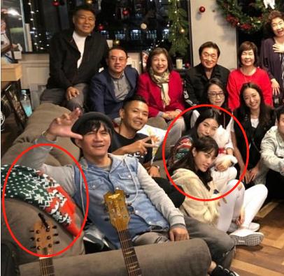 bella怀抱高以翔爱犬,两家父母庆圣诞,沙发上的衣服让网友泪目了